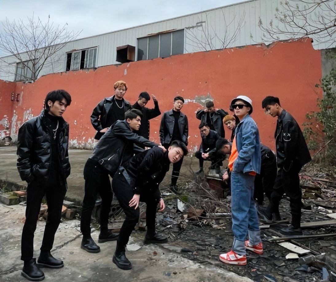小伊伊夫妇社会摇爆火_网红低俗有钱现象_小伊伊网红八卦图片大全-